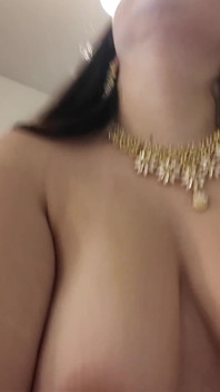 彼女の口に巨大な射精を持つイランのペルシャの大きな尻の義理の妹とのホットセックス