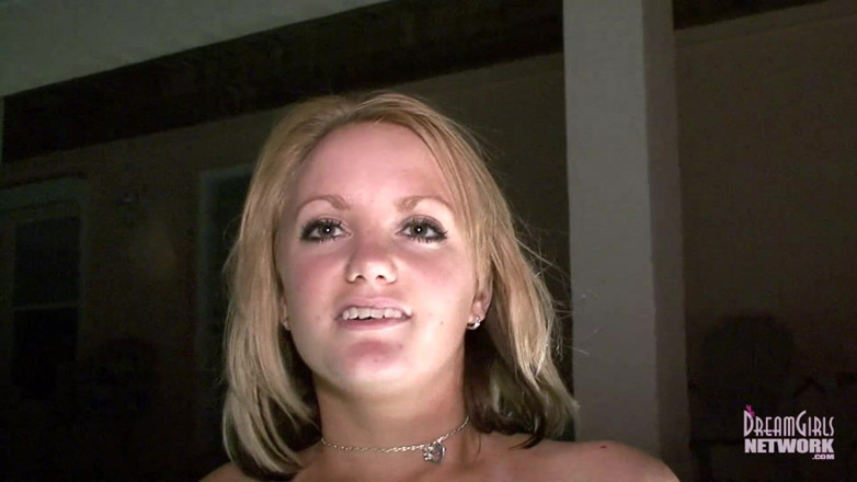 Dream Girls: 18 anni troia tettona si sditalina la figa a bordo...