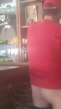 Brunette milf wordt langs achteren geneukt