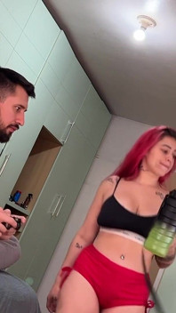 Dia tidak membiarkan saya menyelesaikan permainan ... Tepat di dalam dirinya - creampie buatan sendiri