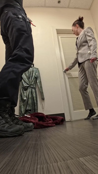 购物日。经理女孩R.sky在试衣间用8英寸的鸡巴口交。射在嘴里