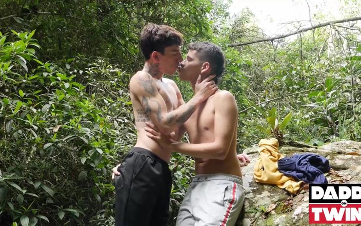 DaddyOnTwink: Daddyontwinkティーンゲイアンディレイエスは、ローマンカペリーニと屋外で野生の繁殖をしている