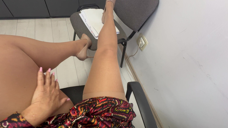 Step Mommy: Hot Elegant Stepmom Shows off Her Sexy Legs in High...