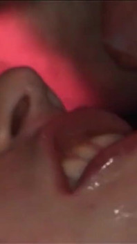 Mager brunett sträckt vid i intensiv grupp fisting session