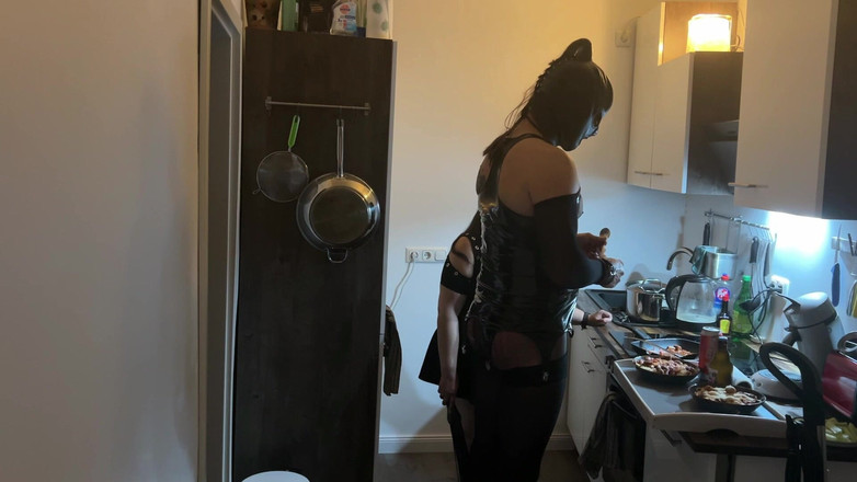 DOMINATRIX6: Извращенная встреча на кухне: фетиш-крошка доминирует над своим другом