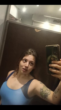 Mi ha filmato nuda mentre cercava vestiti