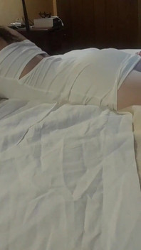 팬티 스타킹과 하이힐을 신고 침대에 묶여, 목구멍이 많고 하드코어하게 따먹히다