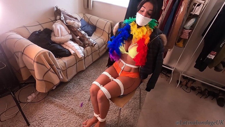 Latina Fetish: Femeie latino legată strâmt și cu căluș cu călușuri diferite! În timp...