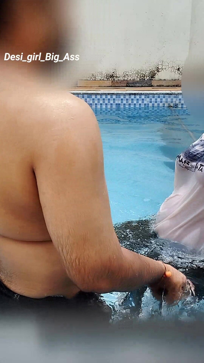 Nadiya: Il divertimento rischioso di una coppia calda in piscina.