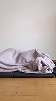 奴隷と革のジャケットでくすぐり翼を演じます