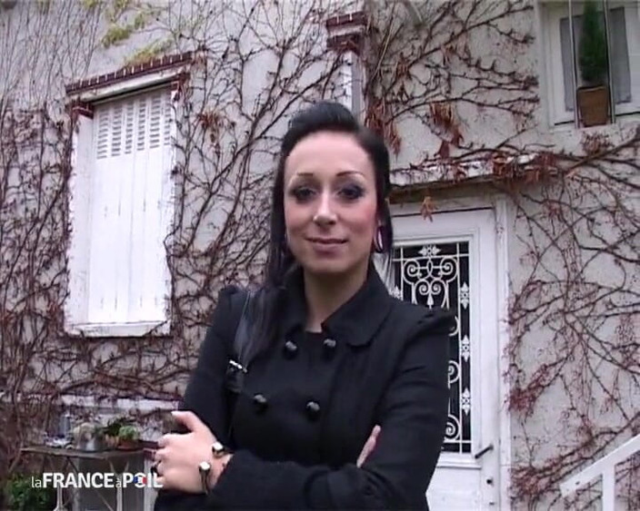 La France a Poil: 27歳のセクシーなエモな女の子はポルノスターになりたい