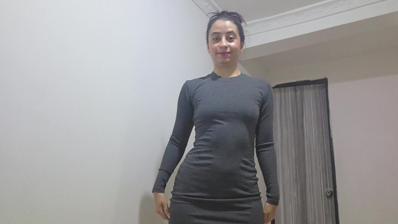 alexia twerk videos: La sesiunea de amenajare și stilare cu haine gri de probă...