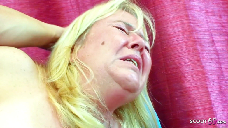 Full porn collection: Gordinha loira madura recebe pau grande fodido por garoto e...