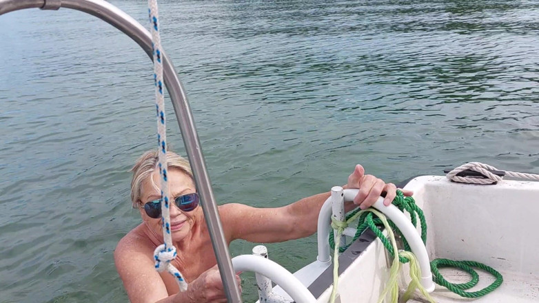 martinawest: Nenek seksi berenang bogel di tasik