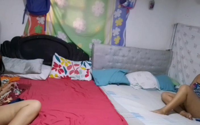 Sexysweet0455: Ich tanze sexy vor meiner perversen stiefmutter, während sie sich...