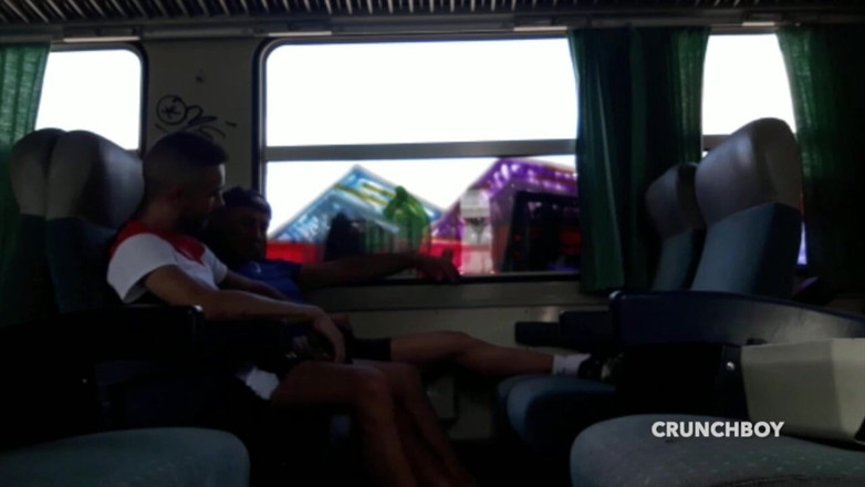Home web camera: Webcam secreto en un tren, dos chicos follando a pelo