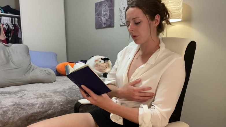 Nadia Foxx: セクシーなブルネットは、ホットロマンス小説を読んで、それに降りる