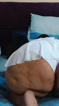 Olgun genç erkek avcısı striptiz yapıyor ve ibadet ediyor