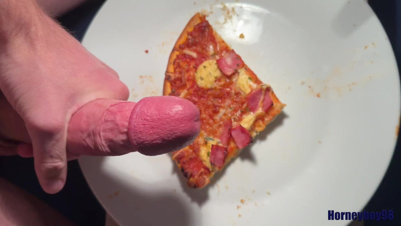 Horneyboy98: Twink Spritz Auf Seine Pizza