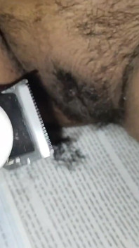La cognata ha pulito la figa tagliando i capelli con una macchina