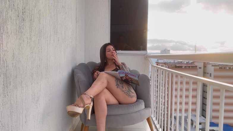 SoyMarce: Anitta miller lagi asik masturbasi sambil merokok di balkon