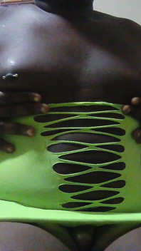 Seios Naturais com Piercings