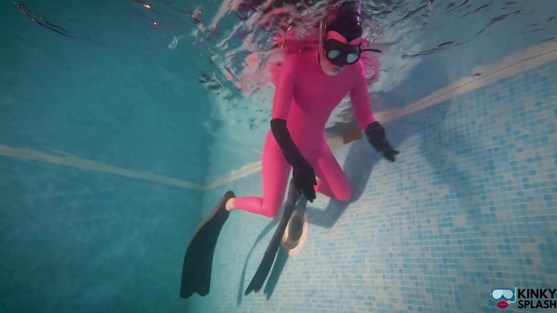 UKCuteGirl Lucy Lauren: Slippery Latex Slut's Deep Pool Diving Tease