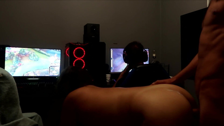 GamingCouple: Einen cumshot bekommen, während mein cuckold-ehemann spiele spielt