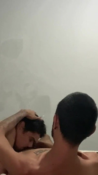 Deux jeunes hommes coquins s’exhibent devant la webcam