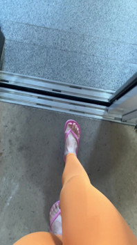 Ich Laufe Gerne in Pinken Flip-flops