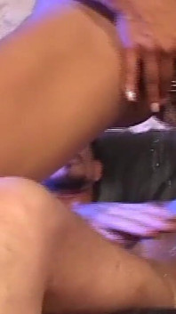Yalnız Asyalı genç kız hızlı bir sikiş için polisi çağırıyor