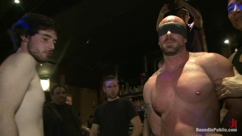 Bound in public: Gespierde hengst Mitch Vaughn vastgebonden en gebruikt in een openbare...