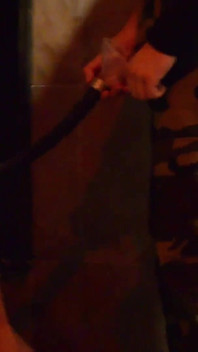 수염을 기은 마스터는 소년을 노예로 하고 던전에서 극도의 BDSM을 통과합니다. CBT, 스팽킹, 굴욕, 왁스, 오줌.