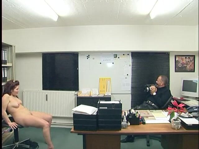Lucky Wankerz: O tipă brunetă dolofană își freacă pizda umedă la audiție