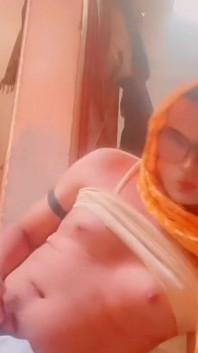 Alătură-te clipului de relaxare al efeminatului
