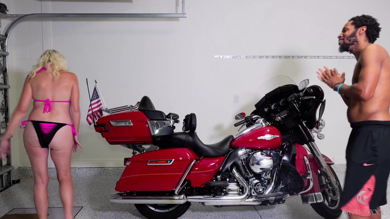 NiteShift XXX: Cewek hot rambut pirang ini dientot habis-habisan sama kontol besar...