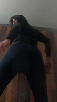Gelip bu orta yaşlı seksi öğretmenin büyük göğüslerine tokat atar mısın?