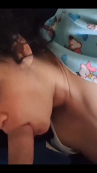 Macecha MILF je ráno probuzena ptákem jejího nevlastního syna, který chce, aby ho vykouřila