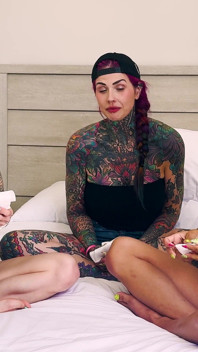 Aksi hot lesbian tiga gadis super hot yang lagi asik muasin memeknya sendirian, mars solo, inked2plz, andi wild