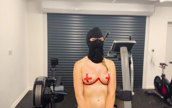Lil Miss Mask: Naken träning med Lil Miss Mask