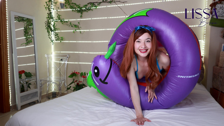 Lissa Brown: Autour de mon énorme serpent gonflable, je ne peux pas m’échapper