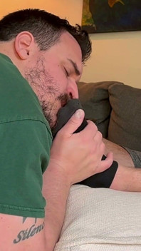 Amo Ter Um Filhote Nos Meus Pés Fedorentos