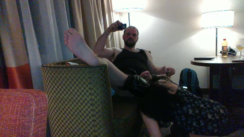 Toilet Mommy: पत्नी मोटल में अजनबी को चूसती है