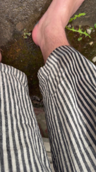 Pipì all'aperto in pantaloni da donna)