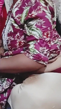Bhabhi desi pergi memujuk abang iparnya dengan mengurut minyak dan mula menggoncang zakarnya