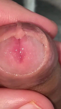 Zakar kecil yang belum dipotong berair keluar dari seluar bermain dengan Foreskin