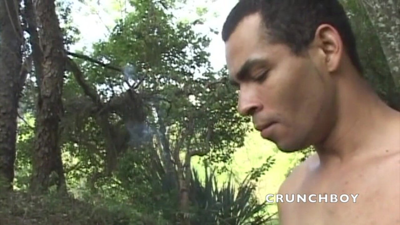 Crunch Boy: Un latino militaire hétéro avec un tatouage baise son ami...