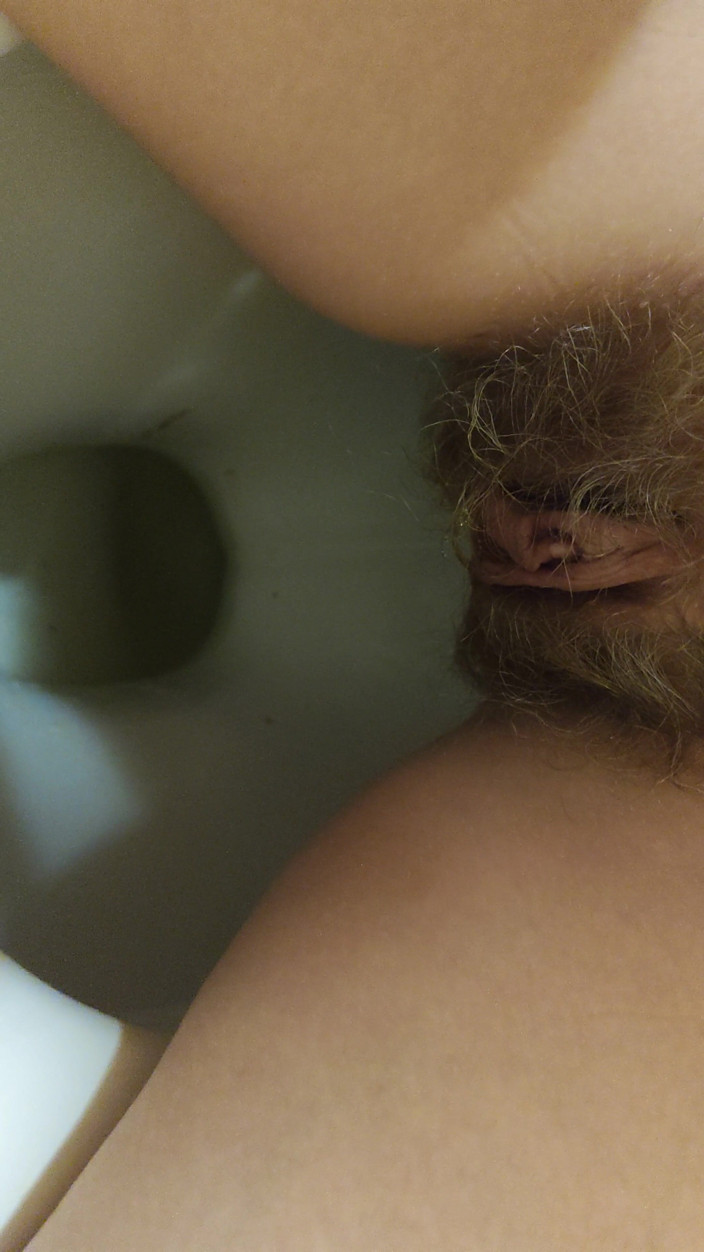 Risky Hairy Couple: 털이 무성한 보지에서 화장실에서 보지를 닫는 밀프 오줌