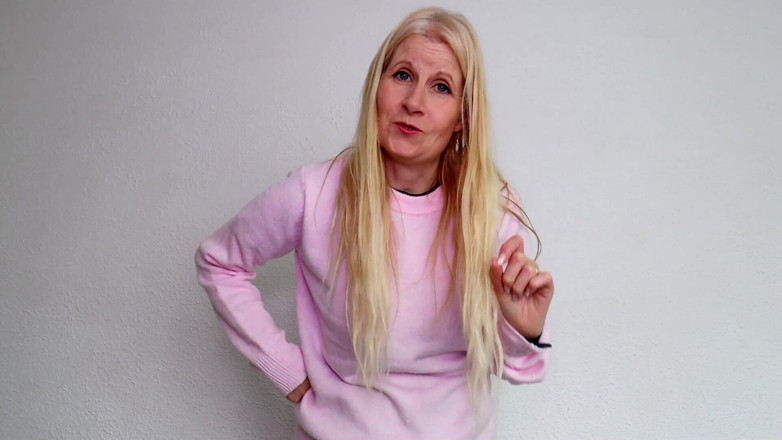 Britishmilf: Il figliastro che spia viene punito con scoreggia