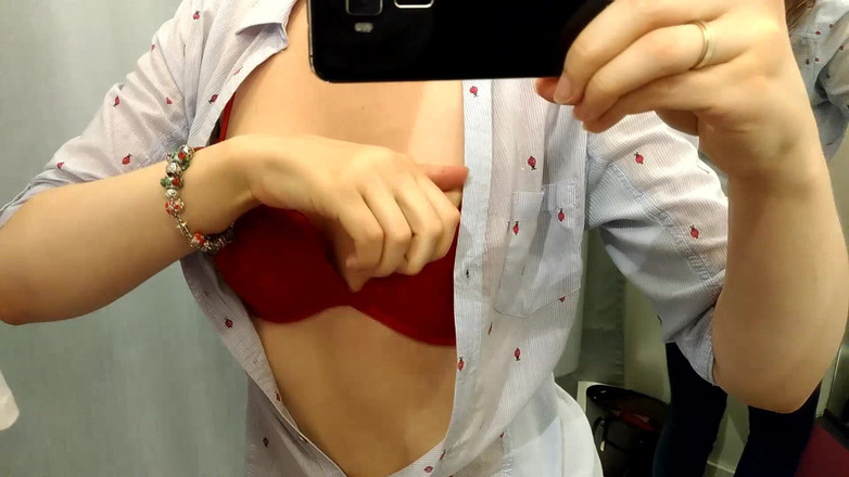 Emily Bee: 피팅룸의 위험한 시오후키